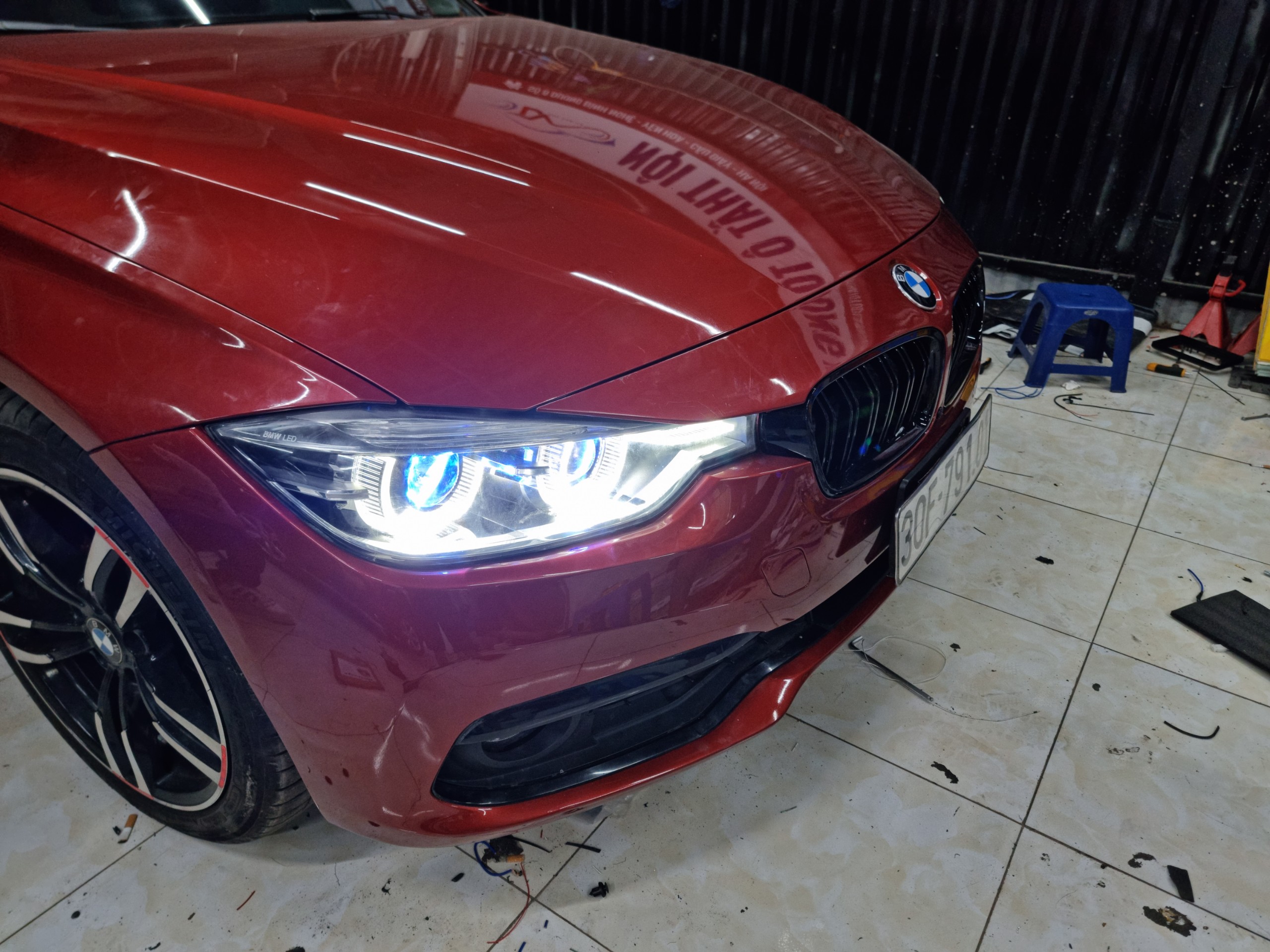 Đèn xe BMW 320i sau khi nâng cấp