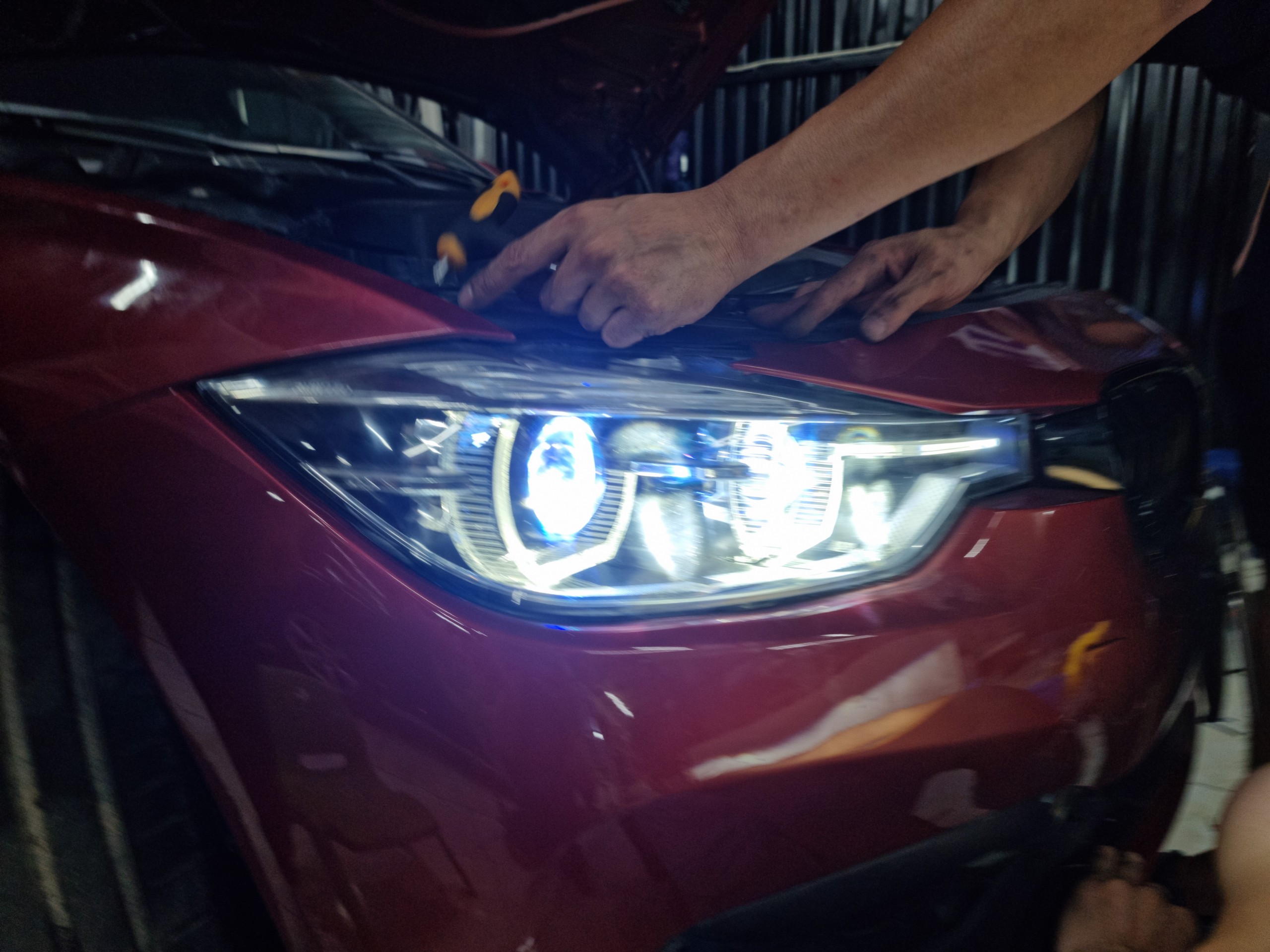 Đèn xe BMW 320i siêu sáng sau khi nâng cấp