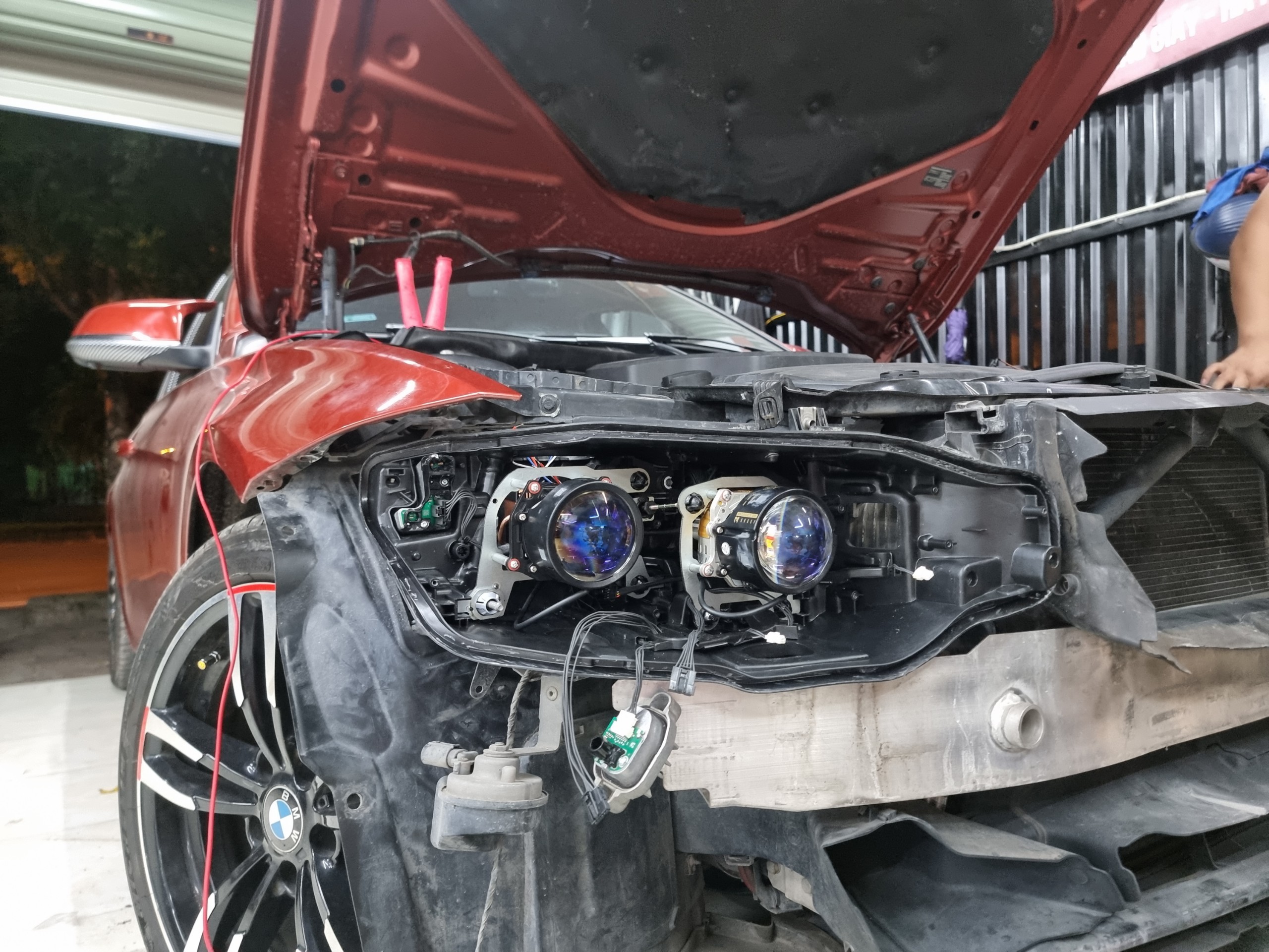 Lắp đặt đèn xe BMW 320i tại nội thất ô tô Dũng Vương